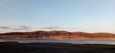 Vista de Gallocanta Panorama de una laguna rodeada de montañas al atardecer.