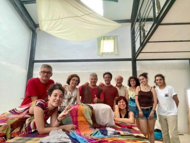 Curso de modelado 2024 Grupo de personas posando en un espacio amplio con techo alto