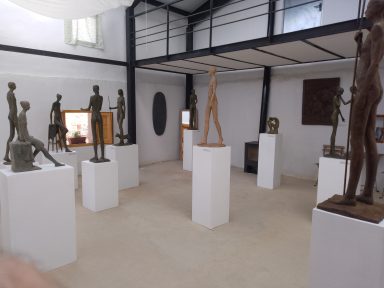 Exposición de escultura en el nuevo taller Exposición de esculturas en un espacio moderno, con figuras de diferentes alturas sobre pedestales.