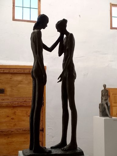 Exposición de escultura en el nuevo taller Esculturas de metal que representan dos figuras humanas en un momento de intimidad.