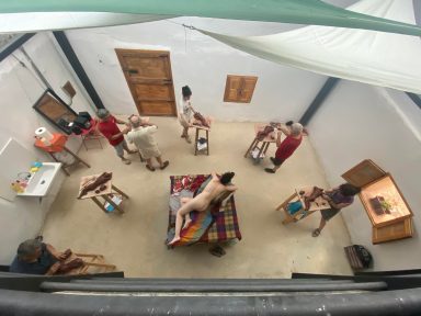 Curso de modelado 2024 Grupo de personas en un espacio interior, rodeados de objetos y realizando actividades diversas.