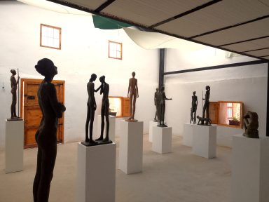 Exposición de escultura en el nuevo taller Sala de exposiciones con varias esculturas en pedestales.