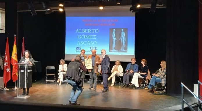 Recibiendo la Medalla Benlliure de escultura en el Salón de Otoño