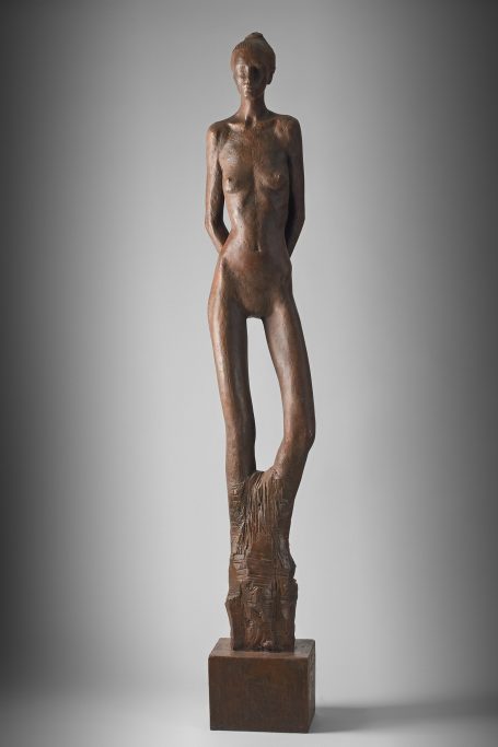 Escultura de una figura femenina desnuda, con un diseño estilizado y base sólida.