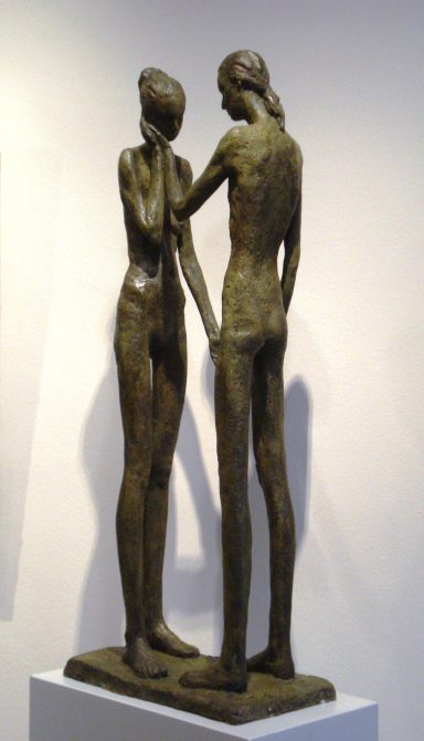 Escultura de dos figuras humanas en posición cercana, de estilo moderno y en bronce.