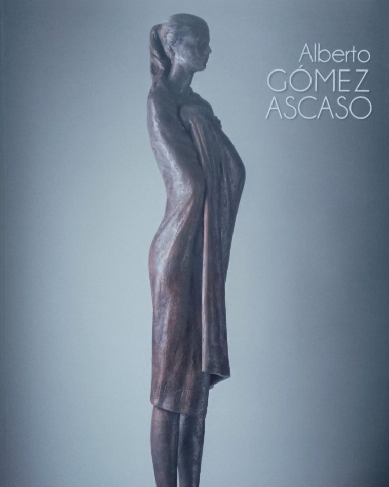 Escultura de una figura femenina en perfil, de acabado metálico y textura suave.