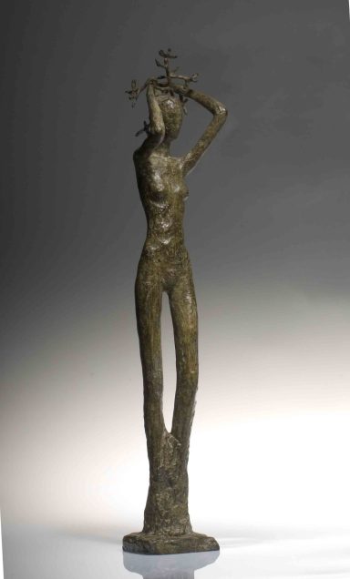 Escultura de figura humana esbelta con los brazos levantados, en bronce.