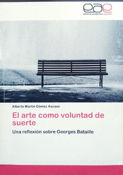 Portada del libro "El arte como voluntad de suerte" con un banco vacío en un paisaje gris.