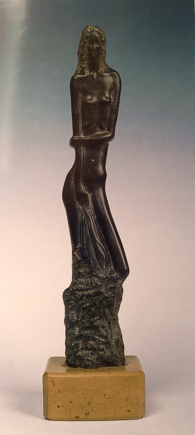 Escultura de bronce de figura femenina, de pie sobre una base cuadrada.