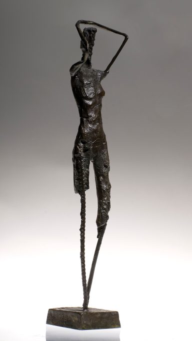 Figura de bronce que conserva el torso con pose estilizada y alargada que parece inacabada