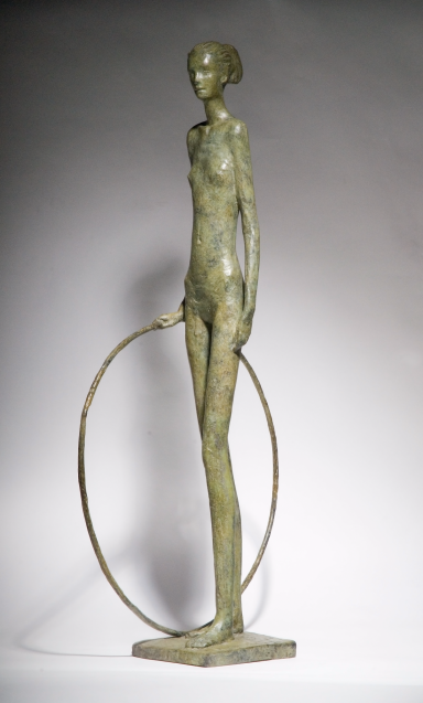 Escultura de figura femenina de bronce sosteniendo un aro, con un estilo elegante y estilizado.